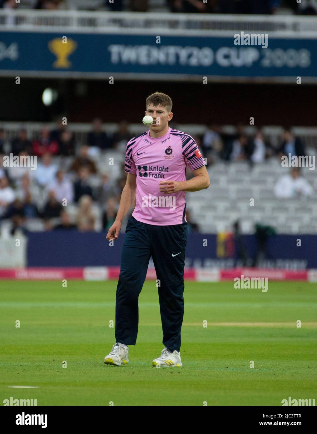 Martin Andersson bereitet sich auf den Bowl in einem T20 Blast Match gegen Surrey bei Lords am 9.. Juni 2022 vor Stockfoto