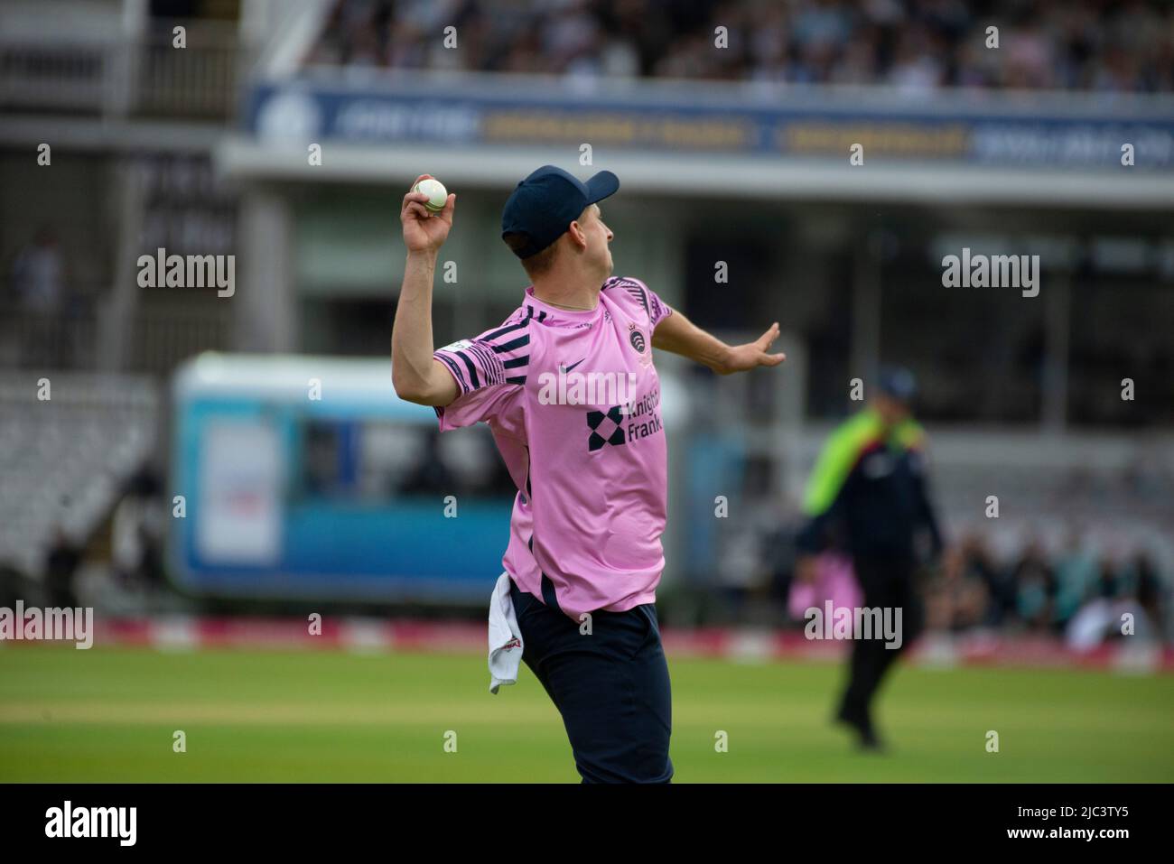 Luke Hollman von Middlesex spielt am 9.. Juni 2022 in einem Vitality T20 Blast Match gegen Surrey Stockfoto