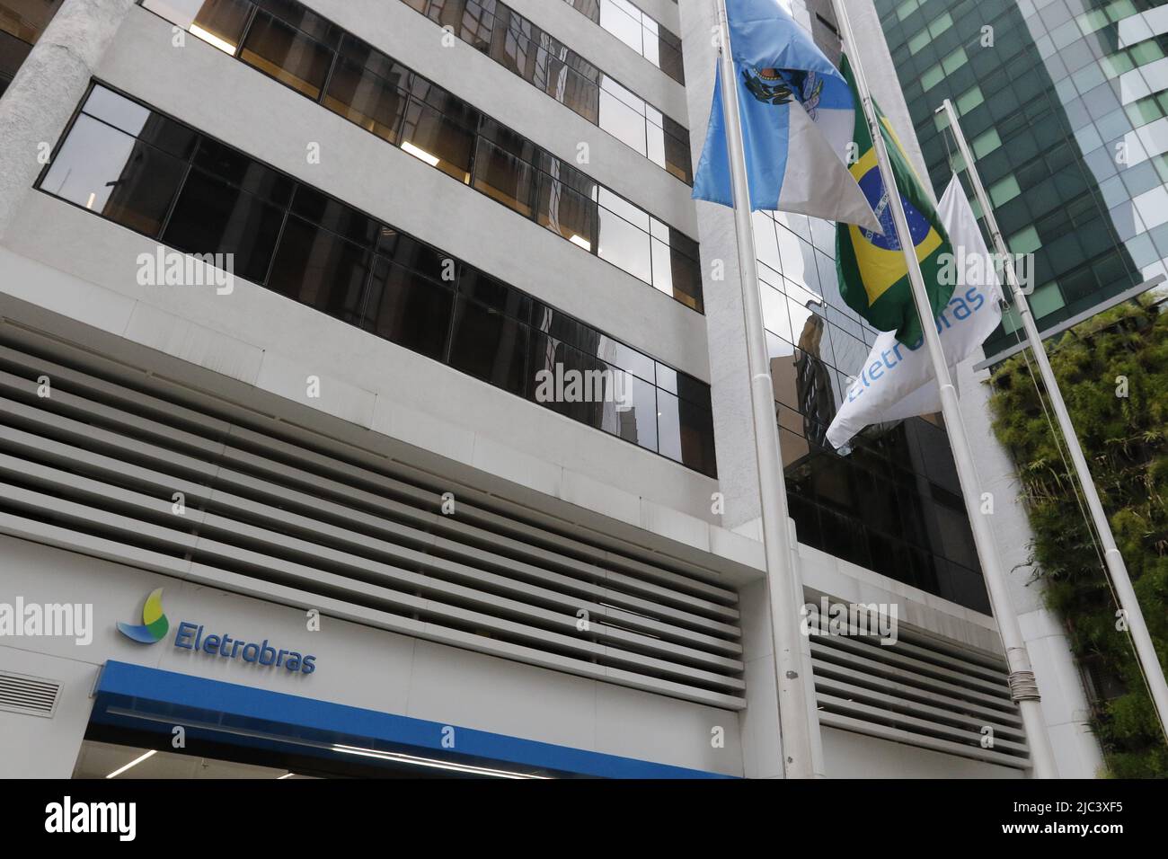 Firmenlogo von Eletrobras. Gebäude des brasilianischen Energieversorgungsunternehmens. Staatliche Beteiligung an der Stromversorgung, saubere Energie, im Rahmen der Privatisierung Stockfoto