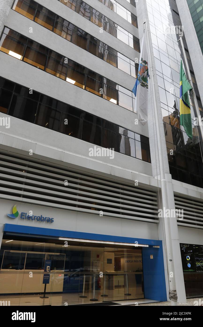 Firmenlogo von Eletrobras. Gebäude des brasilianischen Energieversorgungsunternehmens. Staatliche Beteiligung an der Stromversorgung, saubere Energie, im Rahmen der Privatisierung Stockfoto