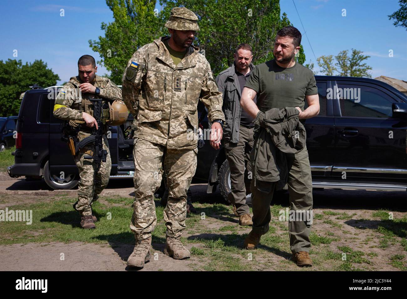 Saporischschschja, Ukraine. 05. Juni 2022. Der ukrainische Präsident Wolodymyr Zelenskyy, rechts, kommt am 5. Juni 2022 zu einem Besuch an der Front in der südöstlichen Provinz Saporischschschja in der Ukraine nach Saporischschschja. Kredit: Ukrainische Präsidentschaft/Ukrainische Presidential Press Office/Alamy Live Nachrichten Stockfoto