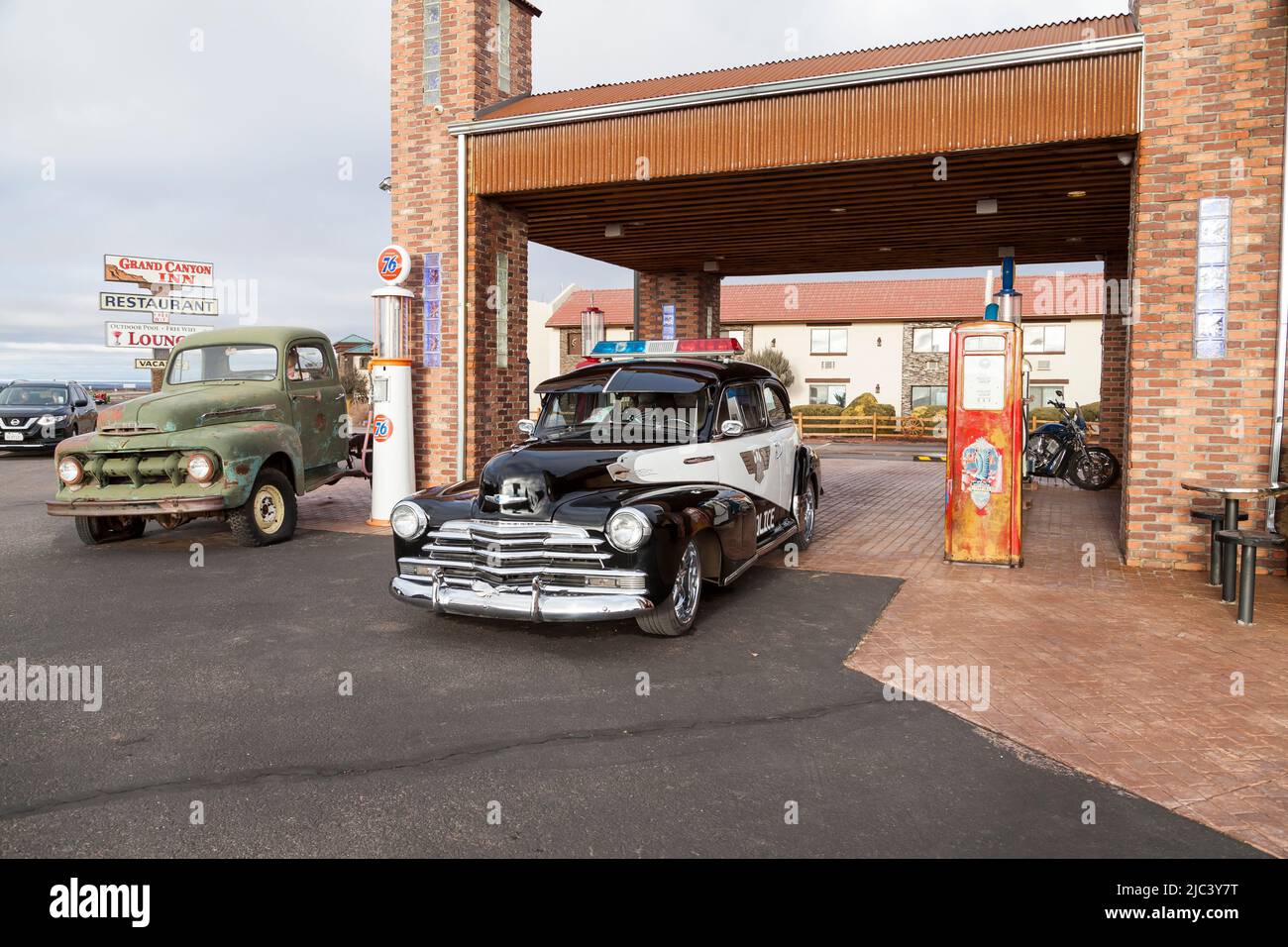 1948 klassischer Chevrolet-Polizeiwagen und ein alter Chevrolet-Lastwagen, der an einer historischen Tankstelle in Valle, Arizona, ausgestellt wurde. USA Stockfoto