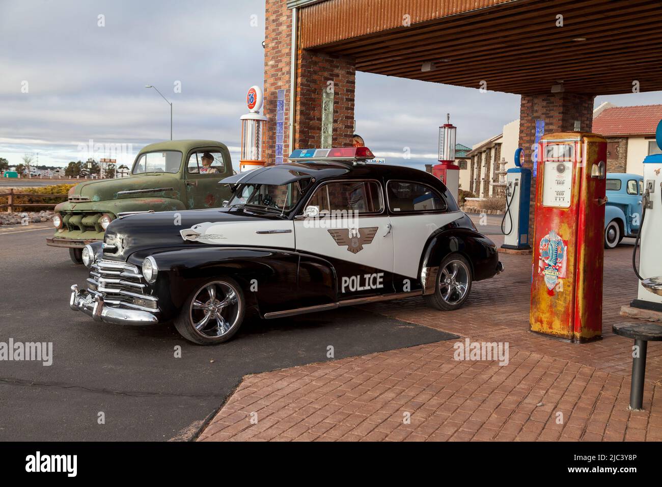 1948 klassischer Chevrolet Polizeiwagen, ausgestellt an einer historischen Tankstelle in Valle, Arizona. USA Stockfoto