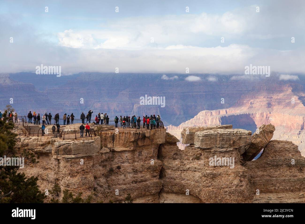 Touristen besuchen Mather Point, South Rim, Grand Canyon, Arizona, USA Stockfoto