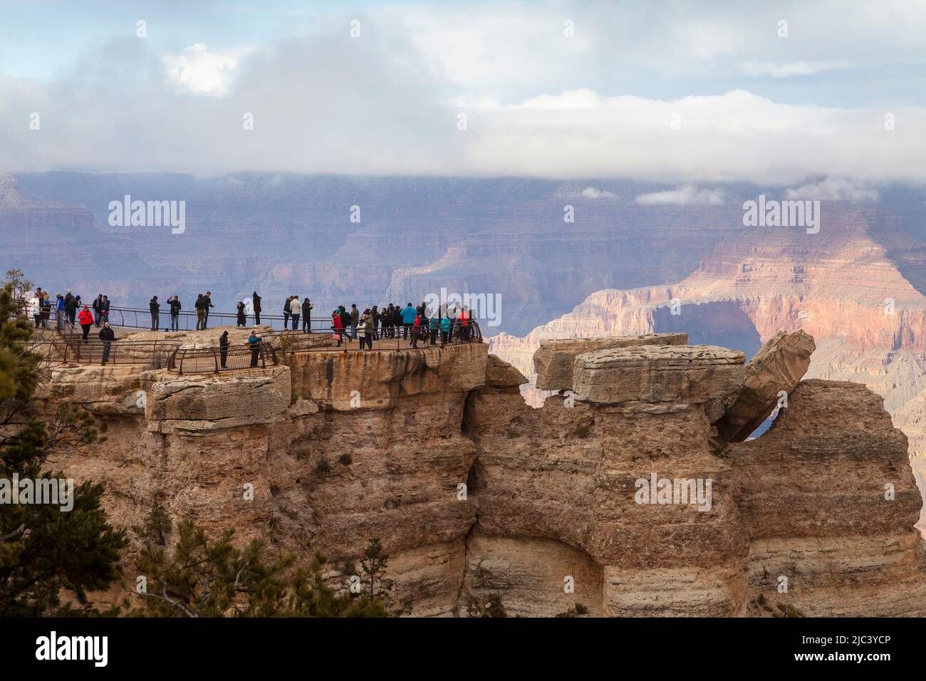 Touristen am Mather Point, South Rim, Grand Canyon, Arizona, USA Stockfoto