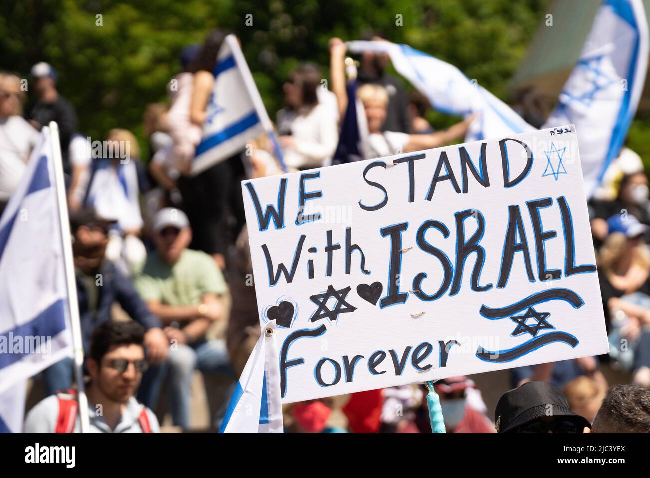 Bei einer Kundgebung am Mel Lastman Square zeigen die Menschen in Toronto, Ontario, Solidarität mit Israel. Stockfoto