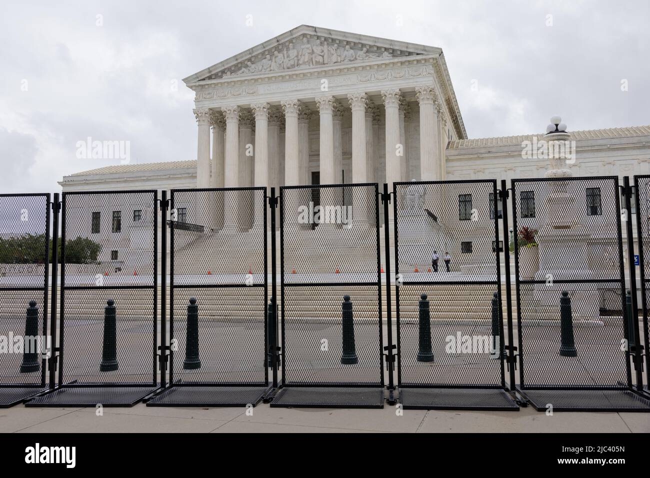 WASHINGTON, D.C. – 17. September 2021: Der Oberste Gerichtshof der Vereinigten Staaten steht hinter temporärem Gefecht zur Massenkontrolle. Stockfoto