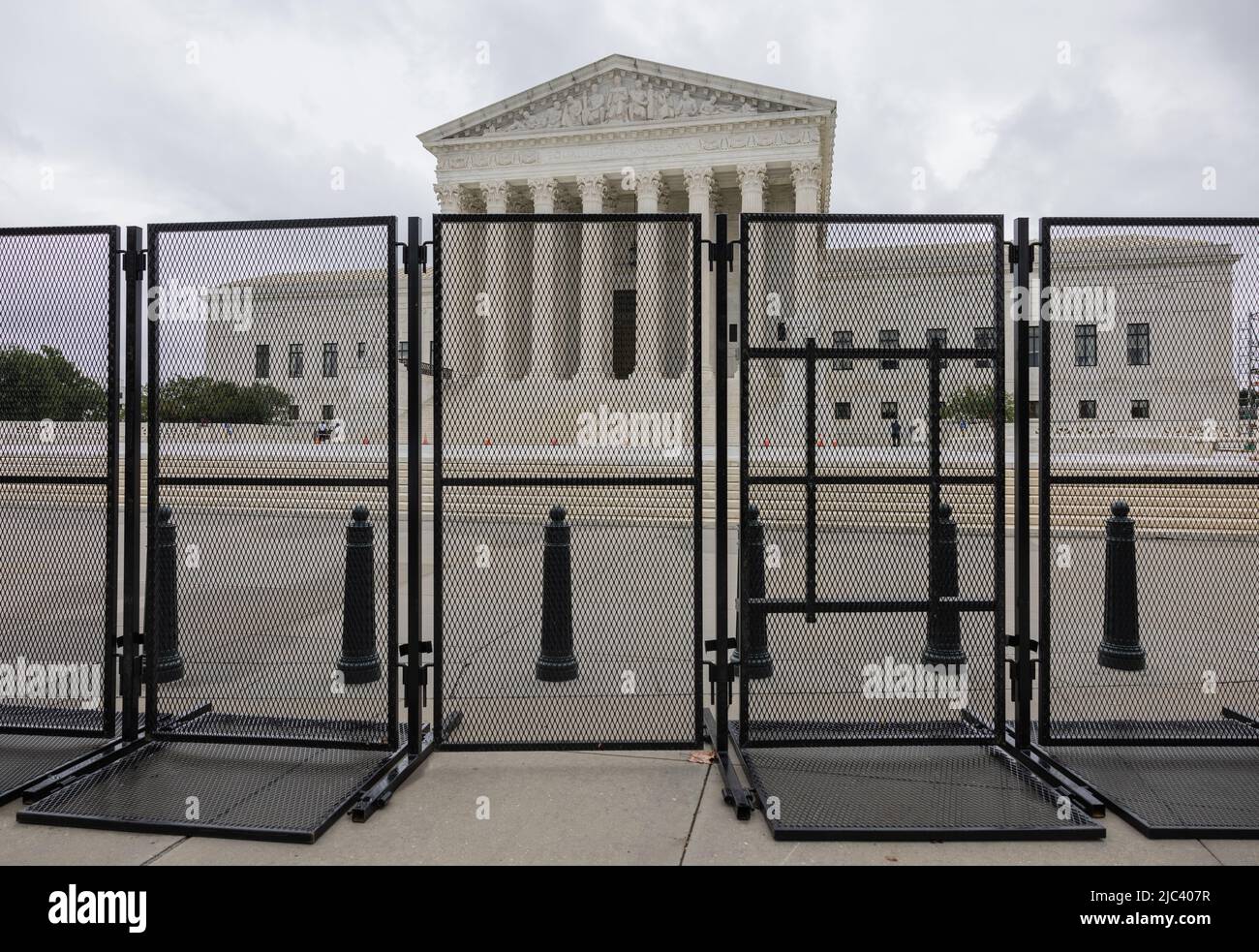 WASHINGTON, D.C. – 17. September 2021: Der Oberste Gerichtshof der Vereinigten Staaten steht hinter temporärem Gefecht zur Massenkontrolle. Stockfoto