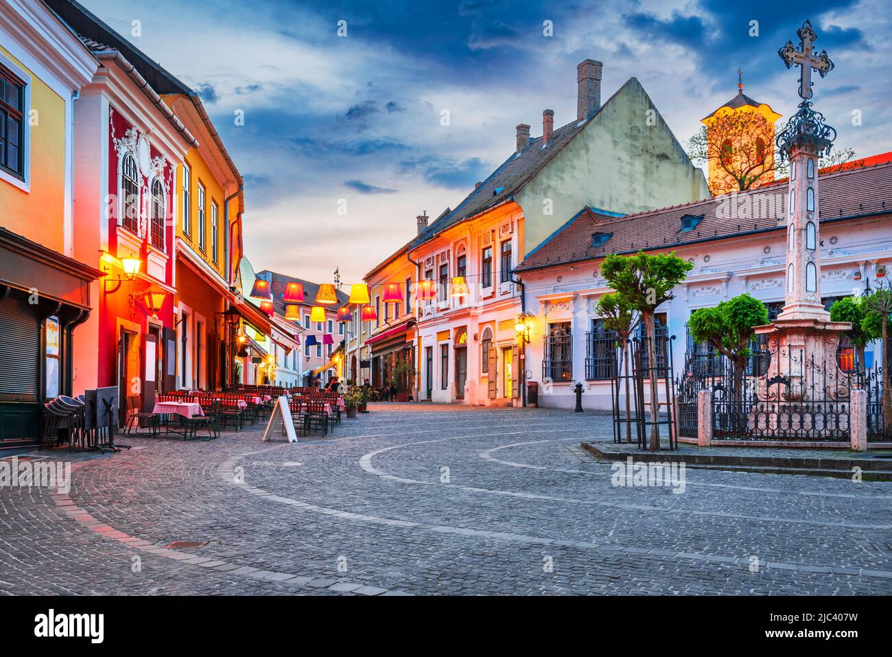 Szentendre, Ungarn. Stadt der Künste in der Nähe von Budapest, berühmte und schöne historische Innenstadt, Donauufer. Fo Ter, Hauptplatz Stockfoto