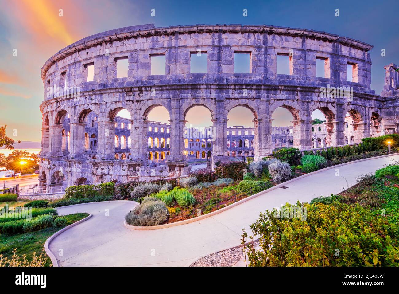 Pula, Kroatien. Dämmerung Szeniken mit alten Ruinen des römischen Amphitheaters in Pula, Istrien Region von Kroatien. Stockfoto