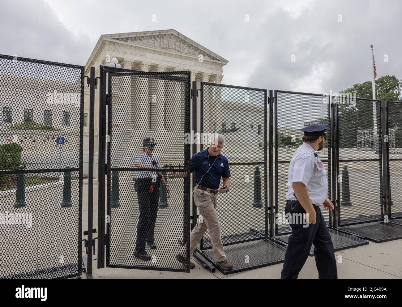WASHINGTON, D.C., 17. September 2021: Der Facility Manager des Obersten Gerichtshofs der Vereinigten Staaten, Mitte, wird mit Polizeibeamten des Obersten Gerichtshofs gesehen. Stockfoto