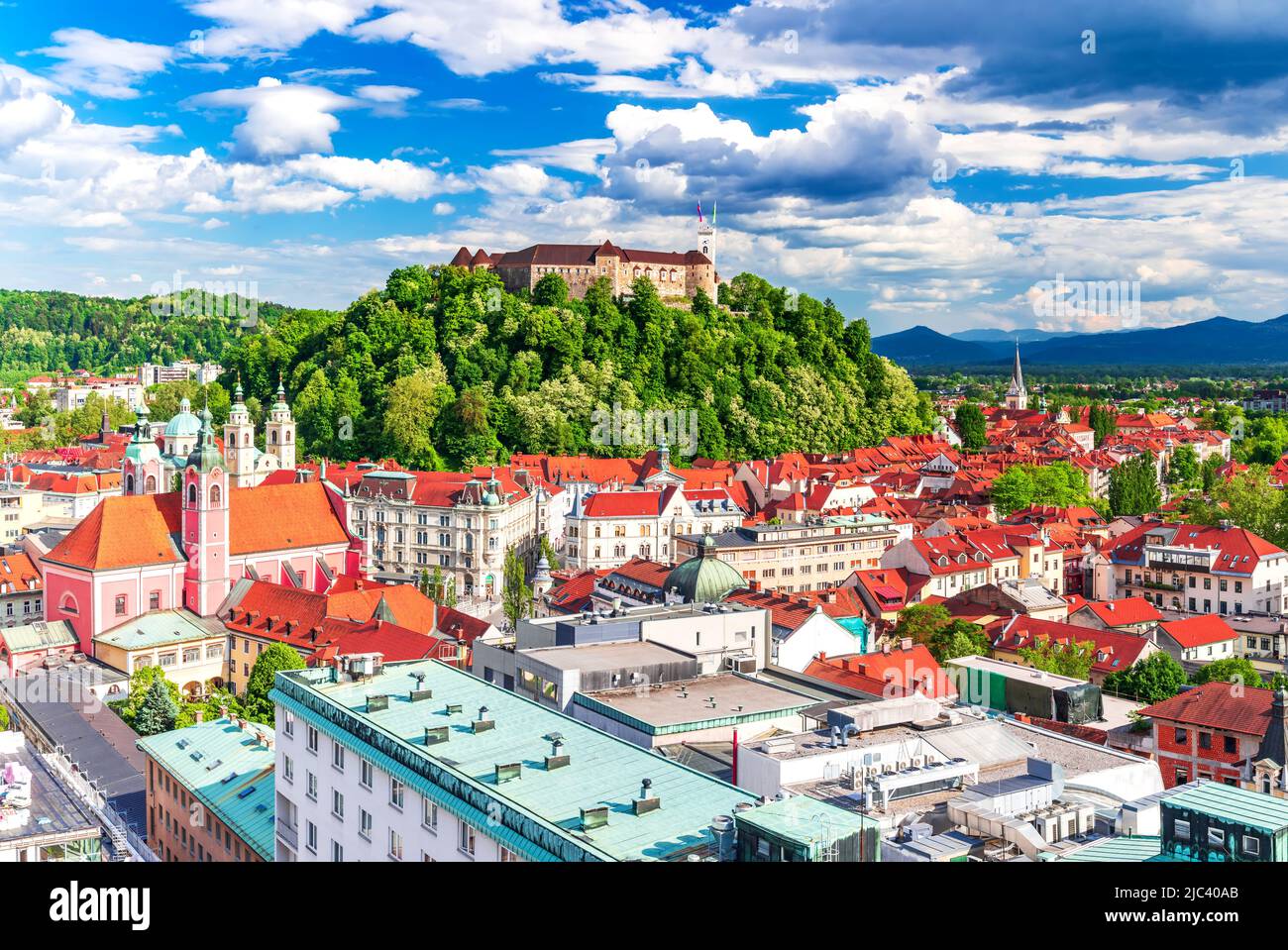 Ljubljana. Schöne Städte Europas - charmant, Hauptstadt von Slowenien, Panoramablick mit Altstadt und Burg. Stockfoto
