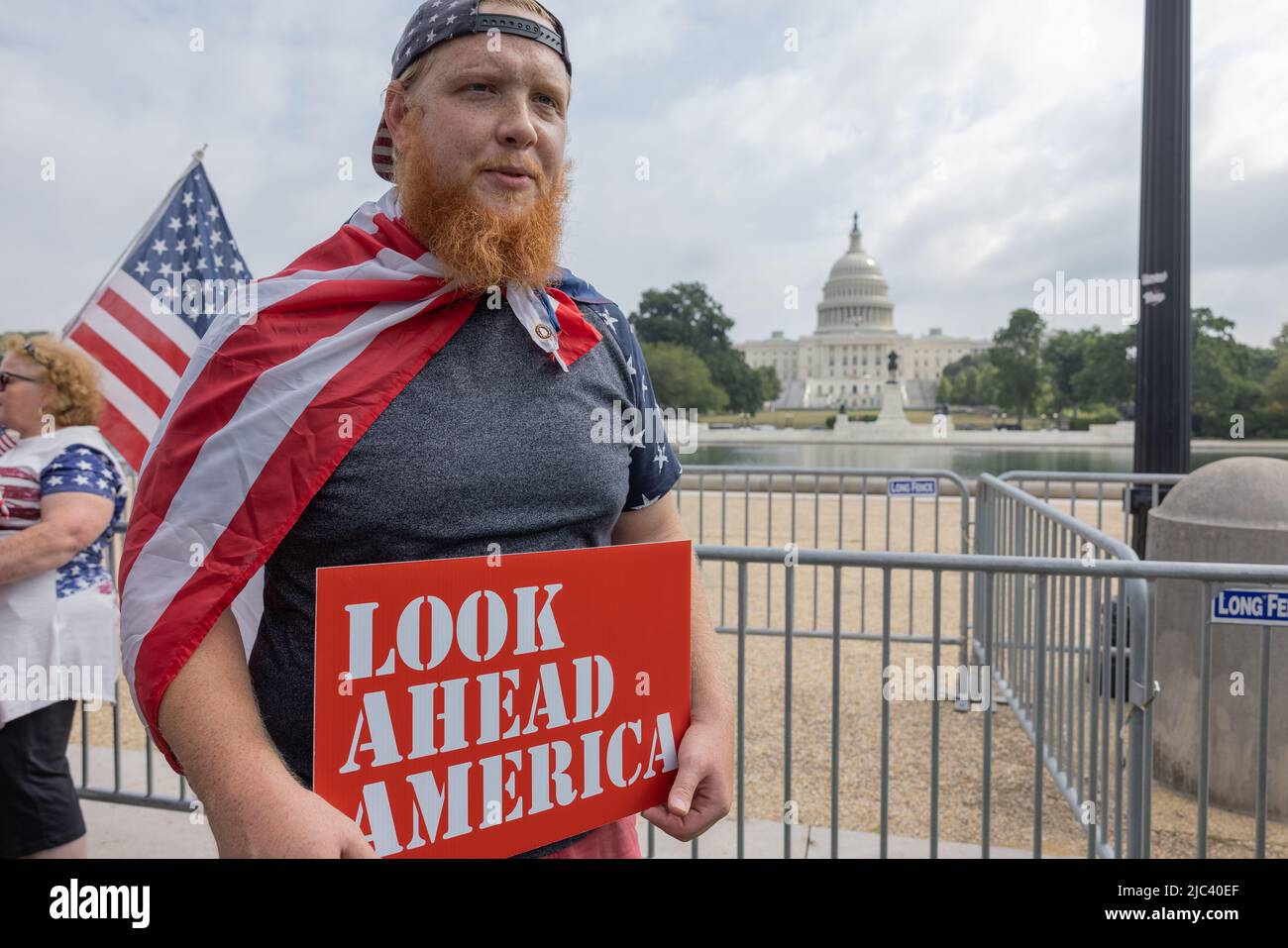 WASHINGTON, D.C. – 18. September 2021: Ein Unterstützer der Organisation Look Ahead America wird während einer „Justice for J6“-Kundgebung gesehen. Stockfoto