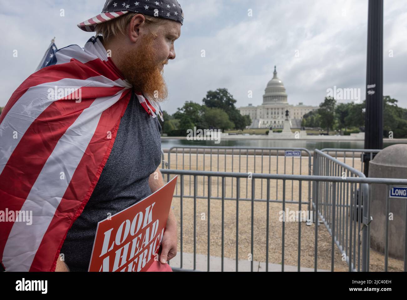 WASHINGTON, D.C. – 18. September 2021: Ein Unterstützer der Organisation Look Ahead America wird während einer „Justice for J6“-Kundgebung gesehen. Stockfoto