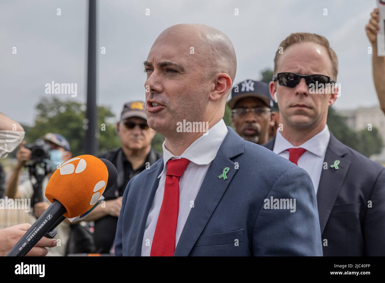 WASHINGTON, D.C., 18. September 2021: Matt Braynard, Executive Director von Look Ahead America, spricht während einer Kundgebung „Justice for J6“ mit den Medien. Stockfoto