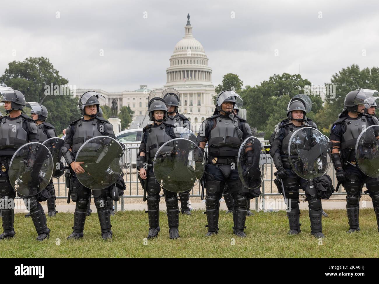 WASHINGTON, D.C., 18. September 2021: Die Polizeibeamten des Kapitols der Vereinigten Staaten werden während einer „Justice for J6“-Kundgebung in der Nähe des Kapitols gesehen. Stockfoto