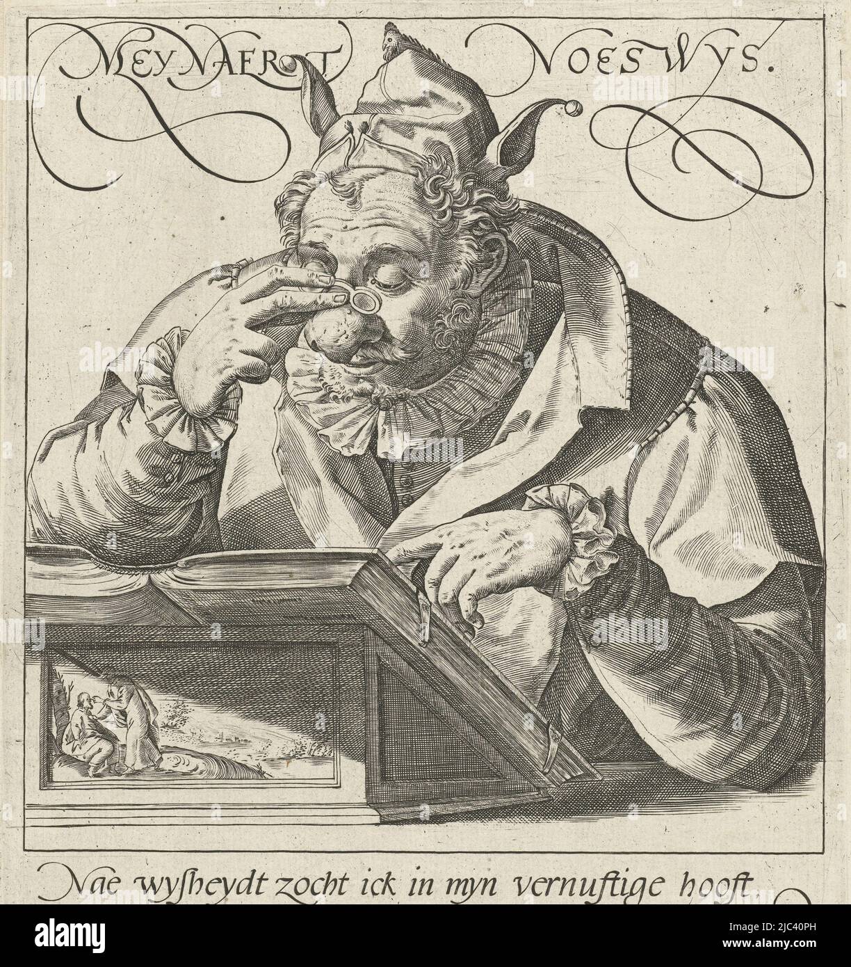 Ein Mann mit einer Narrenmütze auf dem Kopf und einer Brille auf der geschwollenen Nase (Meynaert Noes Wys = Meynaert Wisneus) sitzt vor einem Rednerpult, auf dem ein Buch liegt - geöffnet, aber mit der Abdeckung oben. Unter dem Bild neun Zeilen reimenden holländischen Textes, die besagen, dass Meynaert kluge Bücher gelesen habe, wurden nicht weiser, sondern wurden immer selbstsicherer., De wijsneus Meynaert Noes Wys (Titel auf Objekt), Hendrick Goltzius, Druckerei: Anonym, Niederlande, (möglicherweise), 1590 - 1610, Papier, Gravur, H 298 mm × B 204 mm Stockfoto