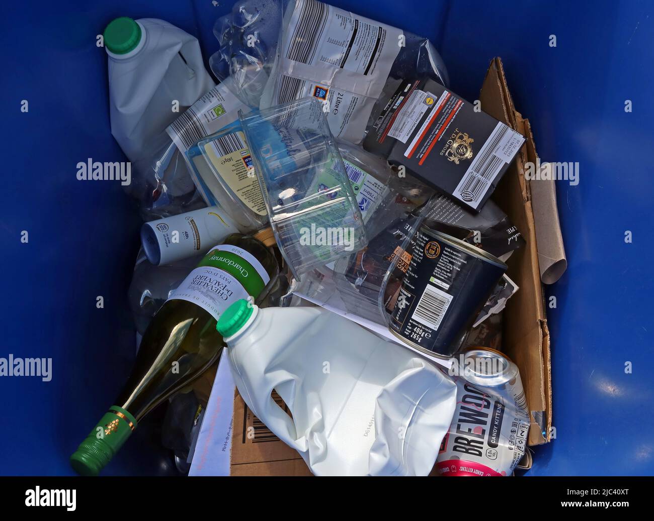 Typischer blauer Müllcontainer, Recycling-Mix, Kunststoff, Papier, Kartons, Glasflaschen usw. Stockfoto