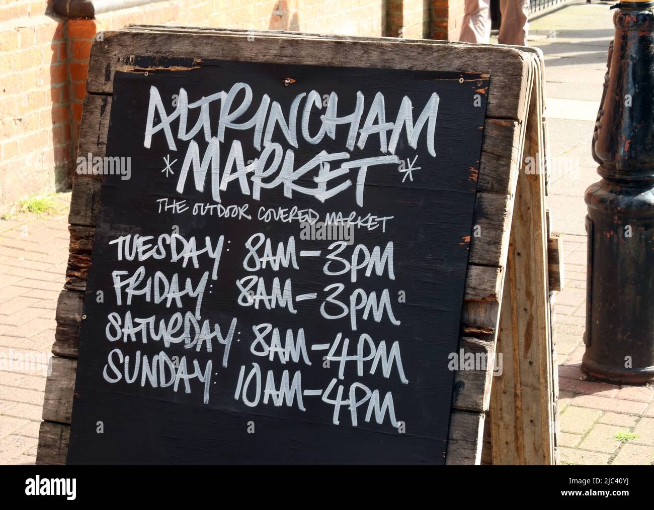 Altrincham historisches Markthaus Vorstand der Öffnungszeiten, Greenwood Street, Altrincham, Manchester, England, UK, WA14 1SA Stockfoto
