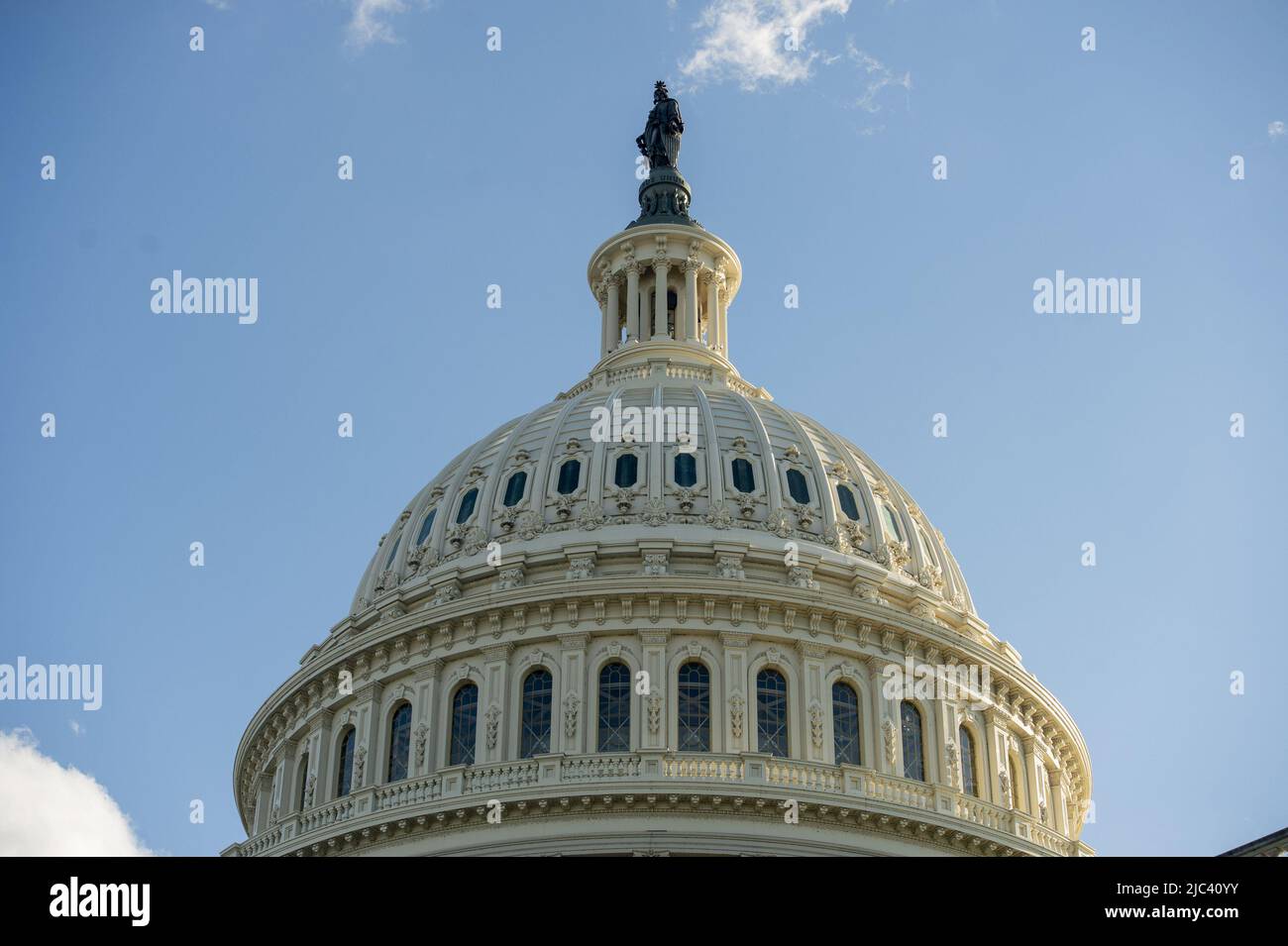 Washington, Usa. 09.. Juni 2022. Die Sonne geht hinter dem US-Kapitol unter, als das Komitee vom 6. Januar am Donnerstag, dem 9. Juni 2022, seine erste öffentliche Anhörung auf dem Capitol Hill in Washington, DC, abhält, um die Ergebnisse einer einjährigen Untersuchung zu zeigen. Das Komitee interviewte mehr als 1000 Personen in Bezug auf den Angriff auf das Kapitol vom 6. Januar 2021, der ein Versuch war, die Ergebnisse der Präsidentschaftswahlen 2020 und die Machtübergabe zu kicken. Foto von Bonnie Cash/UPI Credit: UPI/Alamy Live News Stockfoto