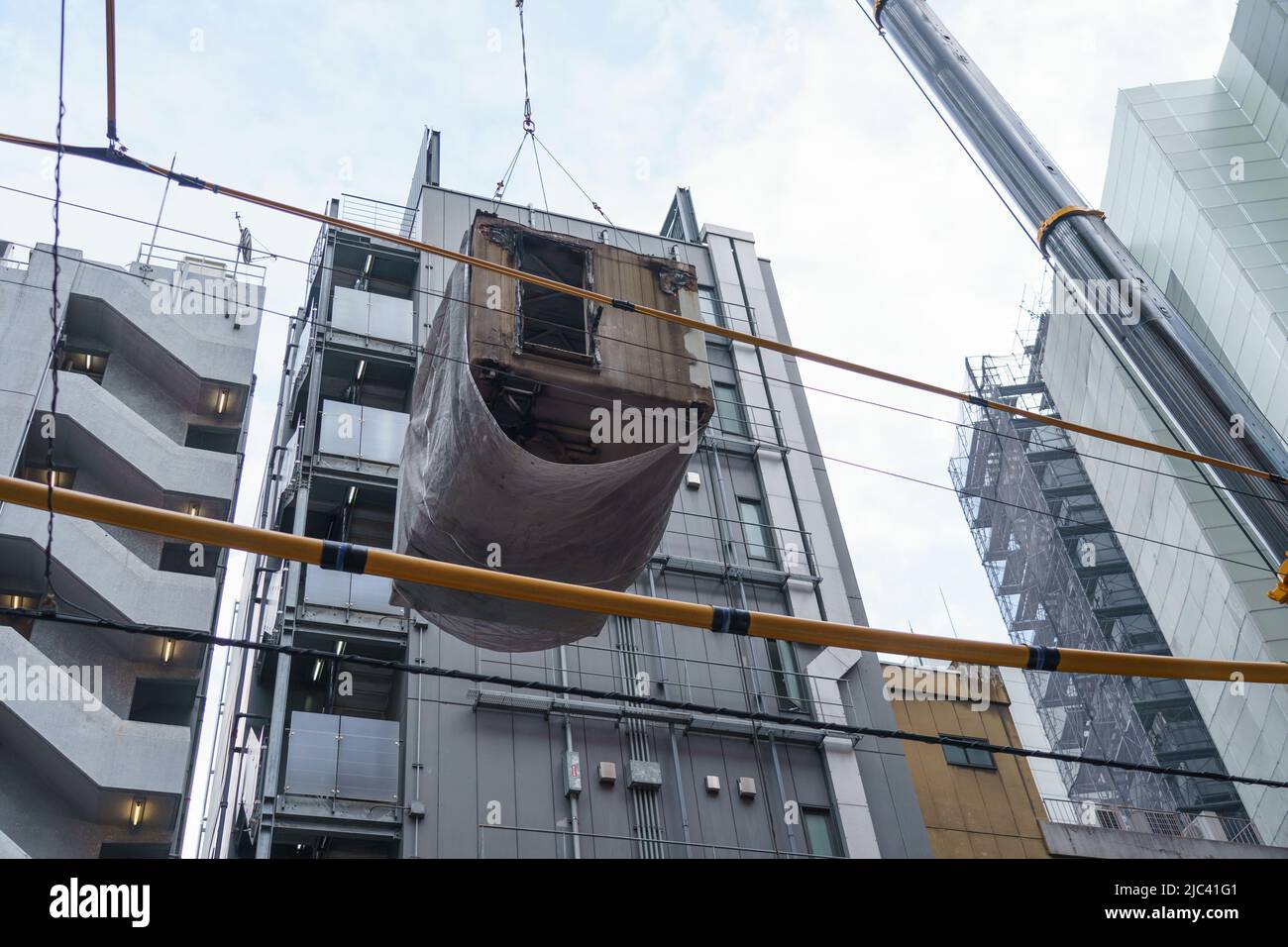 Die Entfernung der einzelnen Kapselräume beginnt beim Abriss des Nakagin Capsule Tower, der vom japanischen Architekten Kisho Kurokawa am 3. Juni 2022 in Tokio, Japan, entworfen wurde. (Foto Motoo Naka/AFLO) Stockfoto