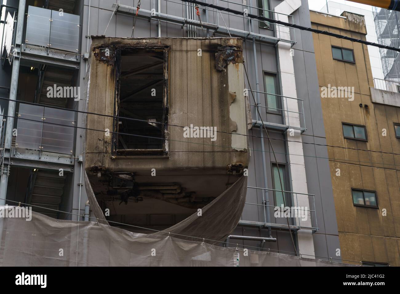 Die Entfernung der einzelnen Kapselräume beginnt beim Abriss des Nakagin Capsule Tower, der vom japanischen Architekten Kisho Kurokawa am 3. Juni 2022 in Tokio, Japan, entworfen wurde. (Foto Motoo Naka/AFLO) Stockfoto