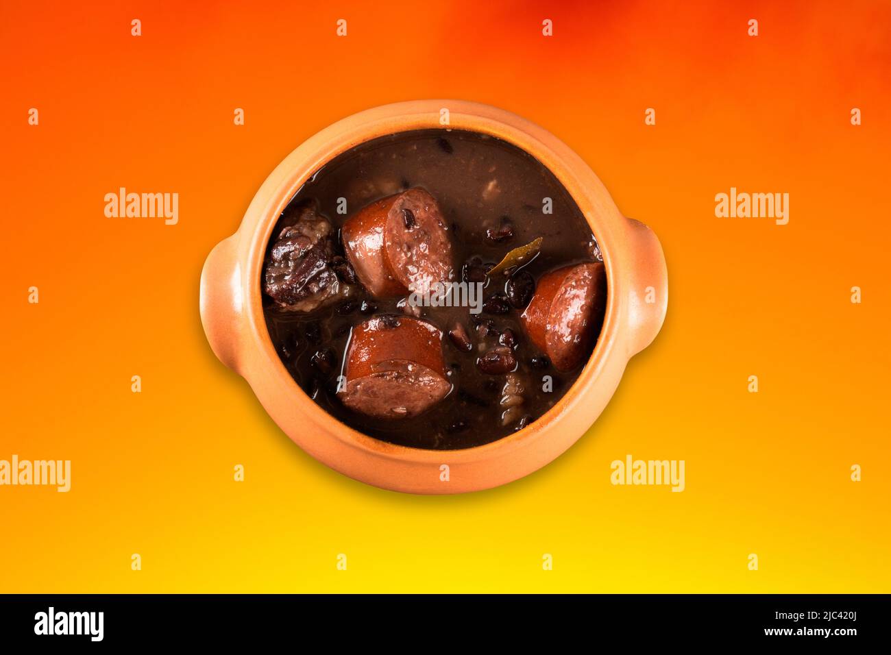 Feijoada in Keramik Topf mit Farbverlauf Hintergrund. Stockfoto