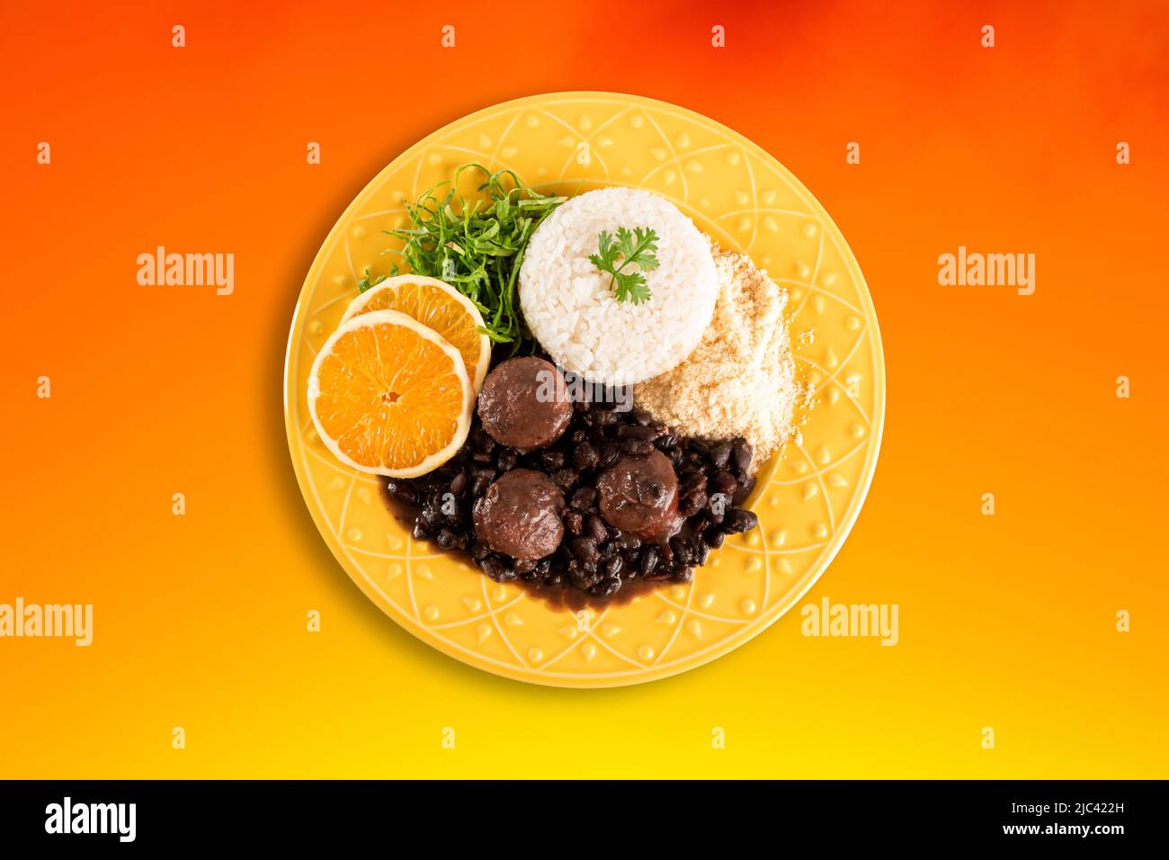 Feijoada. Traditionelles brasilianisches Gericht. Draufsicht mit farbigem Hintergrund. Stockfoto