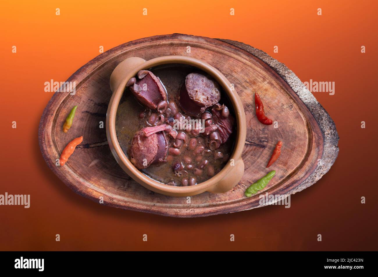 Feijoada in Keramik Topf mit Farbverlauf Hintergrund. Stockfoto