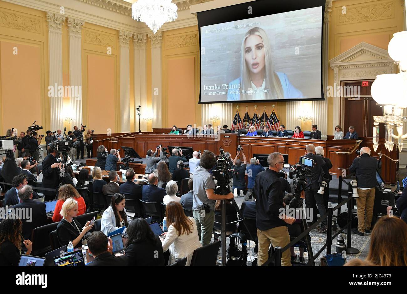 Ein Bild von Ivanka Trump, der Tochter des ehemaligen Präsidenten Donald Trump, wird gezeigt, wenn das Auswahlkomitee des Repräsentantenhauses, das den Angriff auf das US-Kapitol vom 6. Januar untersucht, am Donnerstag, dem 9. Juni, seine erste öffentliche Anhörung auf dem Capitol Hill in Washington, DC, veranstaltet, um die Ergebnisse einer einjährigen Untersuchung zu diskutieren. 2022. Das Komitee interviewte mehr als 1000 Personen in Bezug auf den Angriff auf das Kapitol vom 6. Januar 2021, der ein Versuch war, die Ergebnisse der Präsidentschaftswahlen 2020 und die Machtübergabe zu kicken. Poolfoto von Mandel Ngan/UPI Stockfoto