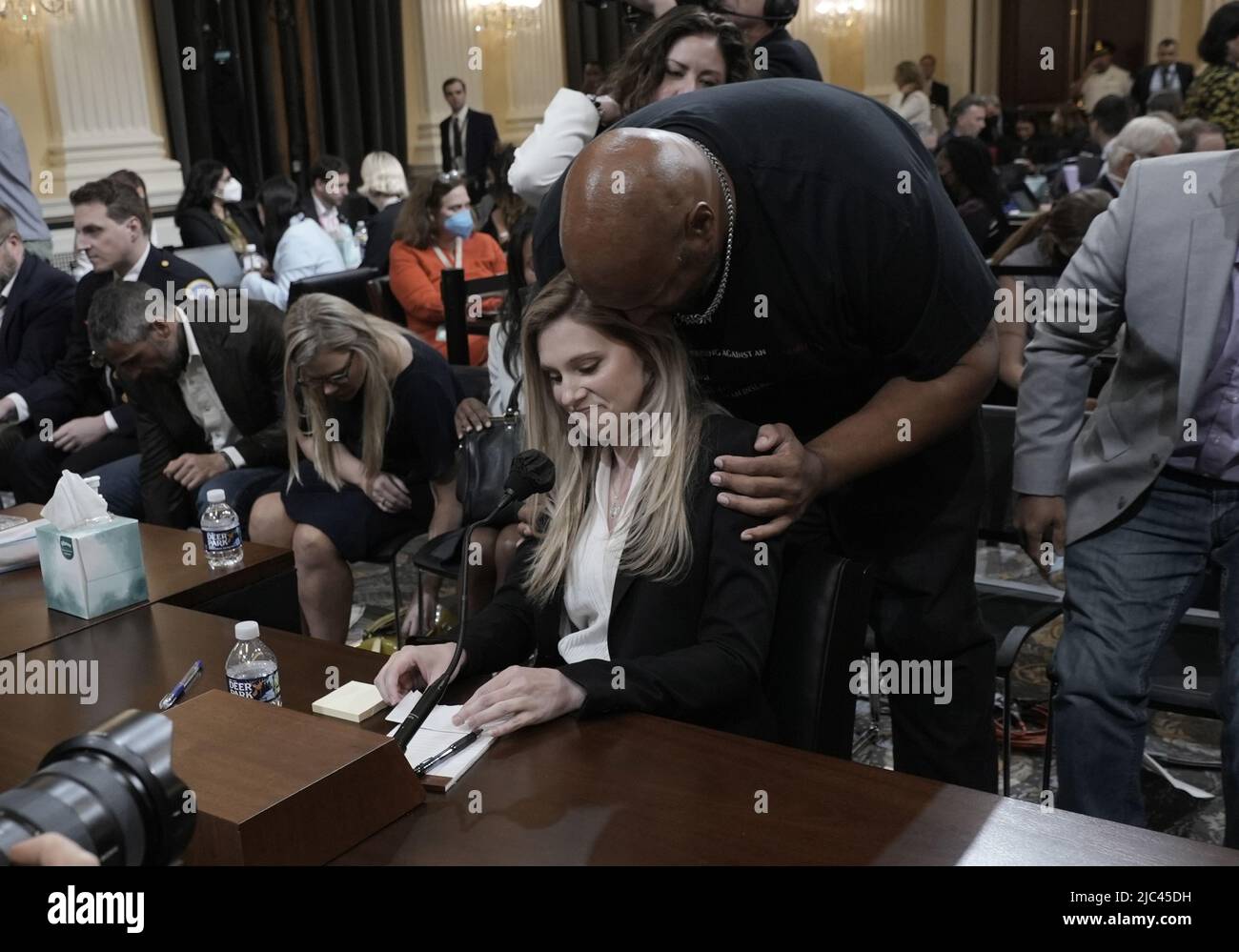 Washington, Usa. 09.. Juni 2022. Caroline Edwards, die US-Polizeibeamtin des Kapitols, wird von der Capitol Police Sgt umarmt. Harry Dunn, nachdem sie vor dem Auswahlkomitee des Repräsentantenhauses ausgesagt hatte, das den Angriff vom 6. Januar auf das US-Kapitol am Donnerstag, den 9. Juni 2022, auf dem Capitol Hill in Washington, DC untersucht hatte. Foto von Ken Cedeno/UPI Credit: UPI/Alamy Live News Stockfoto