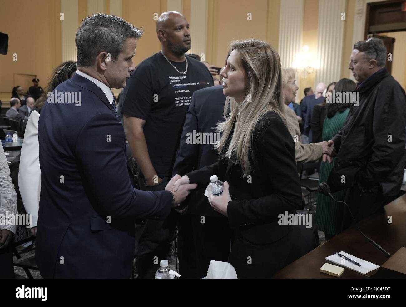 Washington, Usa. 09.. Juni 2022. Caroline Edwards, Polizeibeamtin Des Capitols, Wer der erste Polizeibeamte war, der durch die Stürmer des Capitol-Geländes verletzt wurde, schüttelt sich die Hände des Republikaners Adam Kinzinger, R-IL, nachdem er vor dem Auswahlkomitee des Repräsentantenhauses, das am 6 Donnerstag, dem 9. Juni 2022, den Angriff auf das US-Kapitol auf dem Capitol Hill in Washington, DC, untersuchte, gezeugt hatte. Foto von Ken Cedeno/UPI Credit: UPI/Alamy Live News Stockfoto