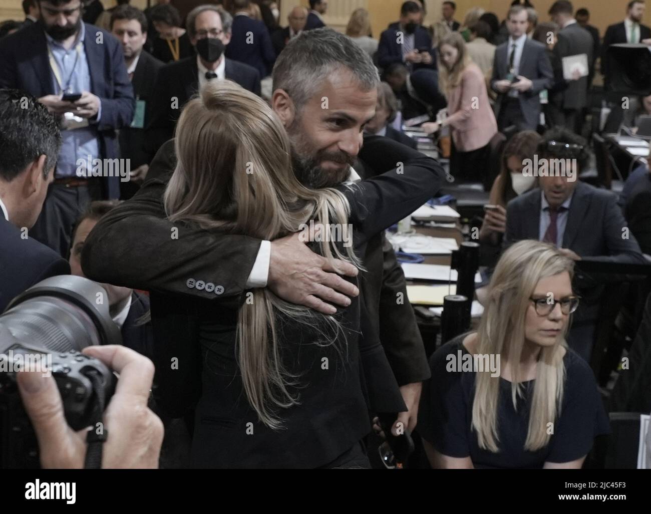Washington, Usa. 09.. Juni 2022. Caroline Edwards, die Polizeibeamte des US-Bundesstaates, die als erster von Aufrührern, die das Capitol-Gelände stürmten, verletzt wurde, umarmt den ehemaligen Polizeibeamten der Washington Metropolitan Police Department, Michael Fanone, nachdem sie vor dem Auswahlausschuss des Repräsentantenhauses, der den Angriff auf das US-Kapitol vom 6. Januar untersucht, Am Donnerstag, den 9. Juni 2022, auf dem Capitol Hill in Washington, DC. Foto von Ken Cedeno/UPI Credit: UPI/Alamy Live News Stockfoto