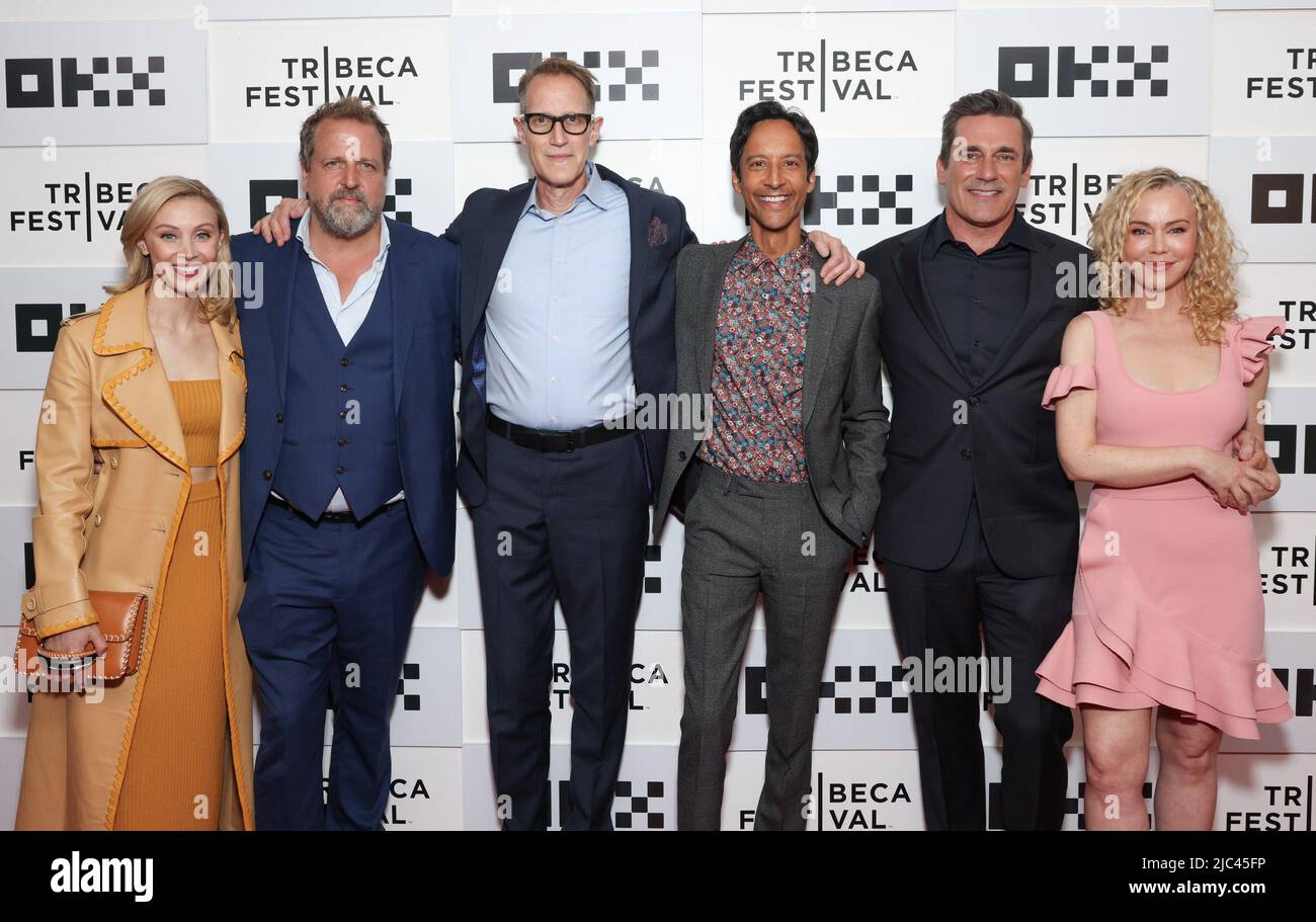 New York, NY, USA. 9.. Juni 2022. Sarah Gadon, Joachim Back, Christopher Heyerdahl, Danny Pudi, Jon Hamm, Kimberley Shoniker bei der Ankunft zum ECKBÜRO Premiere beim Tribeca Festival 21., Borough of Manhattan Community College (BMCC), New York, NY 9. Juni 2022. Kredit: CJ Rivera/Everett Collection/Alamy Live Nachrichten Stockfoto