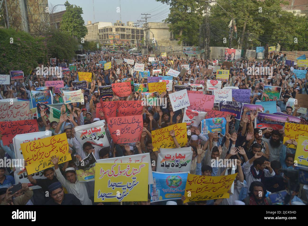 Lahore, Pakistan. 08.. Juni 2022. Pakistanische Demonstranten rufen während einer Demonstration gegen die Sprecherin der ehemaligen indischen Bharatiya Janata Party, Nupur Sharma, gegen Indien Anti-Indien-Parolen wegen ihrer Äußerungen zum Propheten Mohammed in Lahore. (Foto von Rana Sajid Hussain/Pacific Press) Quelle: Pacific Press Media Production Corp./Alamy Live News Stockfoto