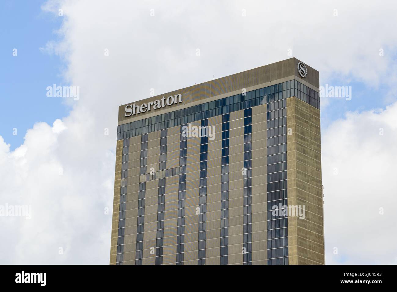 NEW ORLEANS, LA, USA - 24. APRIL 2022: Sheraton Hotel Schild und Logo an der Seite des Gebäudes in der Innenstadt von New Orleans Stockfoto