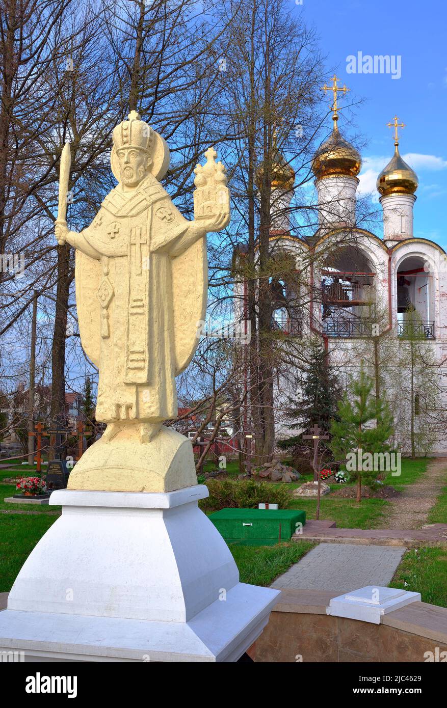 Das restaurierte orthodoxe Kloster St. Nikolaus. Statue des Heiligen