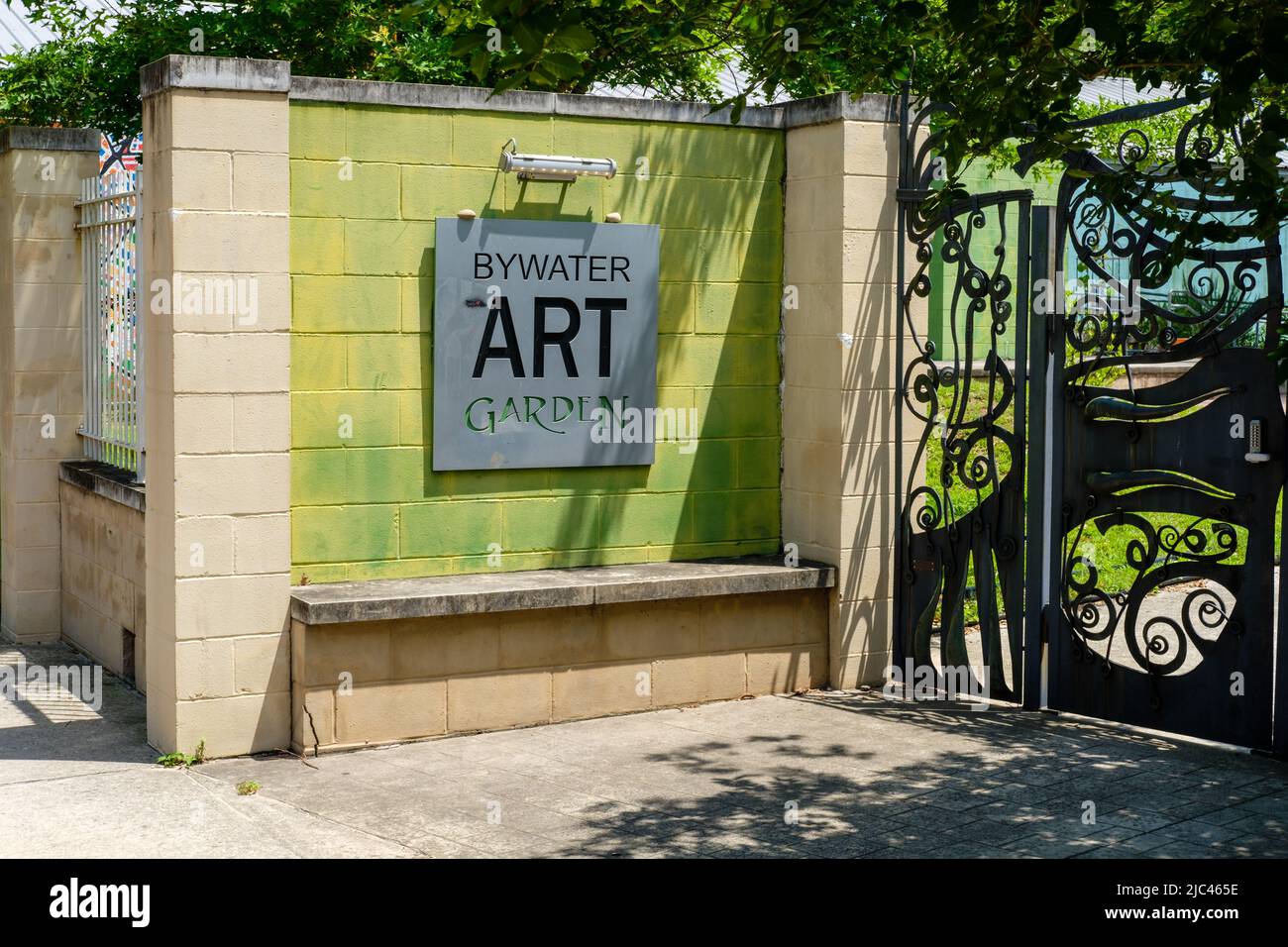 NEW ORLEANS, LA, USA - 7. MAI 2022: Bywater Art Garden Schild und Tor am Eingang zum Kunstpark in der Bywater Nachbarschaft Stockfoto