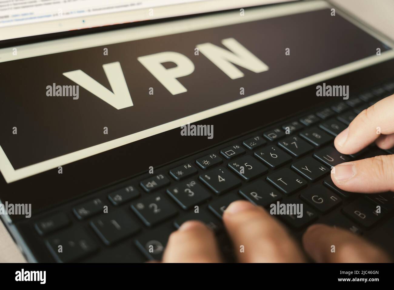 Cybersecurity-Konzept. VPN-Technologie. Netzwerksicherheit auf einem Laptop. Word VPN auf einem schwarzen Laptop. Stockfoto