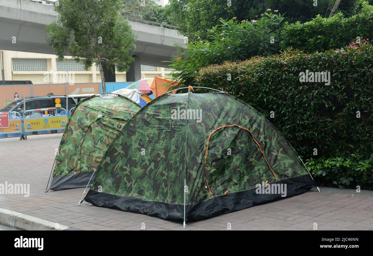 Haushelfer zelten Zelte auf den Gehwegen in North Point, Hongkong. Stockfoto