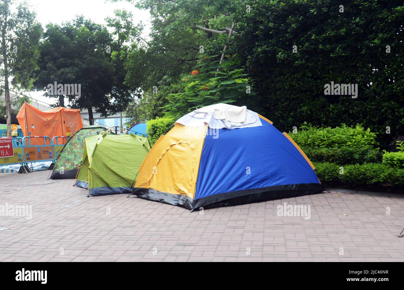 Haushelfer zelten Zelte auf den Gehwegen in North Point, Hongkong. Stockfoto