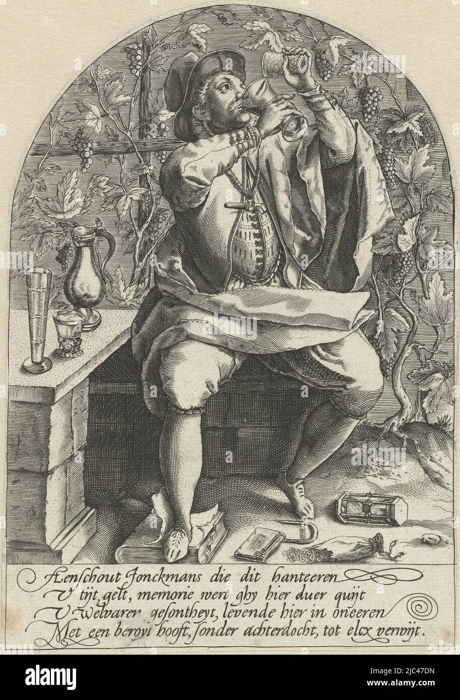 Ein junger Mann sitzt auf einer Bank in der Nähe eines Weinstocks, ein Glas an den Lippen und ein zweites Glas in der Hand, ein Buch, eine Sanduhr und eine zerrissene Geldbörse auf dem Boden zu seinen Füßen. Unter dem Bild vier Zeilen niederländischer Text, die vor den Folgen exzessiven Alkoholkonsums warnen: Man verliert damit Zeit, Geld und Gesundheit. Anhänger zu einem Druck eines alten Mannes in schäbigen Bedingungen, der junge Trinker, Hendrick Goltzius, Druckerei: Anonymous, Niederlande, (Möglicherweise), 1590 - 1610, Papier, Gravur, H 190 mm × B 132 mm Stockfoto