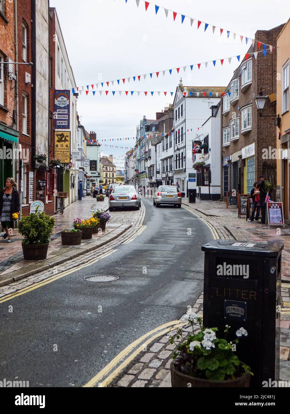 Southside Street in einem Geschäftsviertel von Plymouth, Devon, England, Großbritannien. Stockfoto