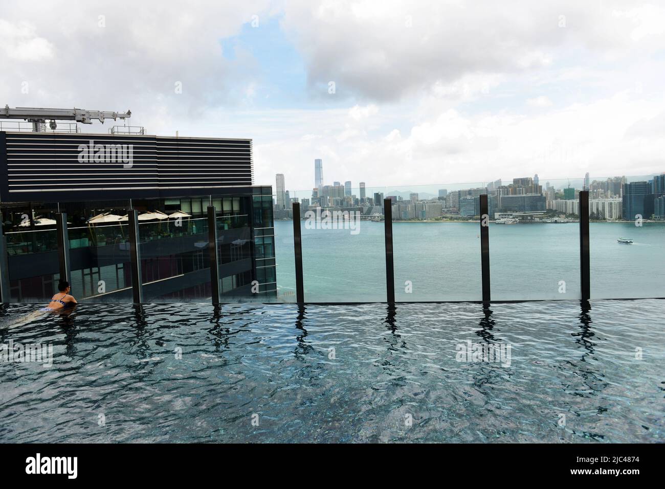 Der unendliche Pool im Hyatt Centric Victoria Harbour in Hongkong. Stockfoto