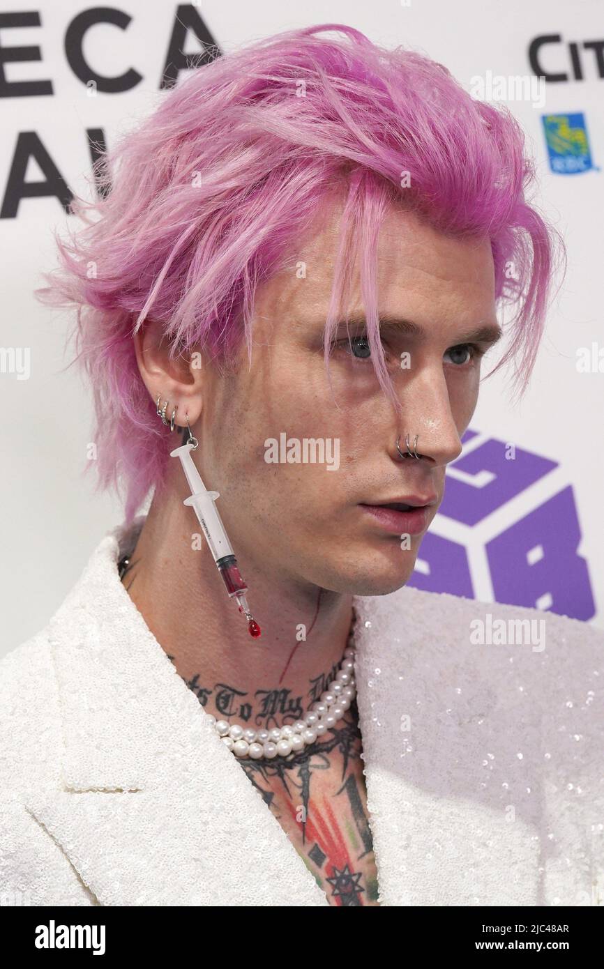 New York, NY, USA. 9.. Juni 2022. Machine Gun Kelly bei der Ankunft zur TAURUS Premiere beim Tribeca Festival 21., Beacon Theater, New York, NY 9. Juni 2022. Kredit: Kristin Callahan/Everett Collection/Alamy Live Nachrichten Stockfoto