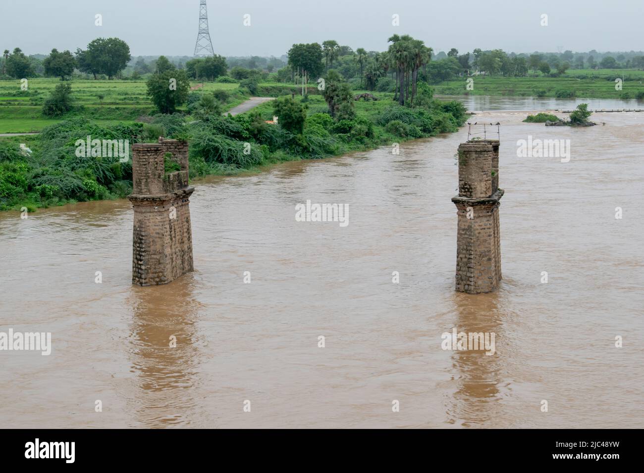 Links über eine alte Brücke in Indien Stockfoto