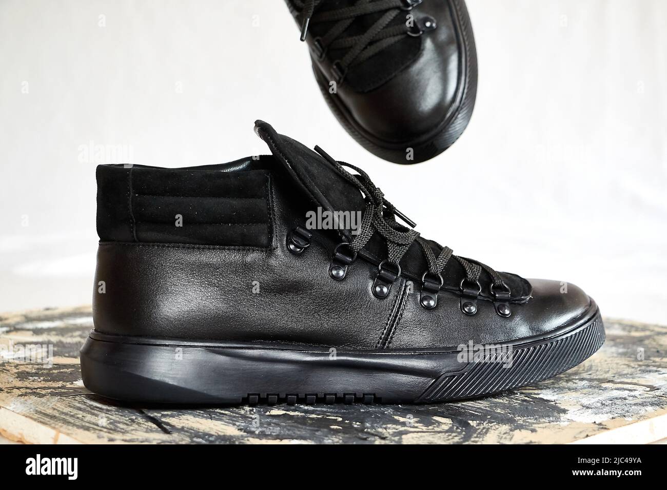 Modische Sneakers aus Wildleder. Sportschuhe. Teure Schuhe oder Slipper isoliert auf weißem Hintergrund mit anderen Dingen. Professionelles Fotoshooting Stockfoto