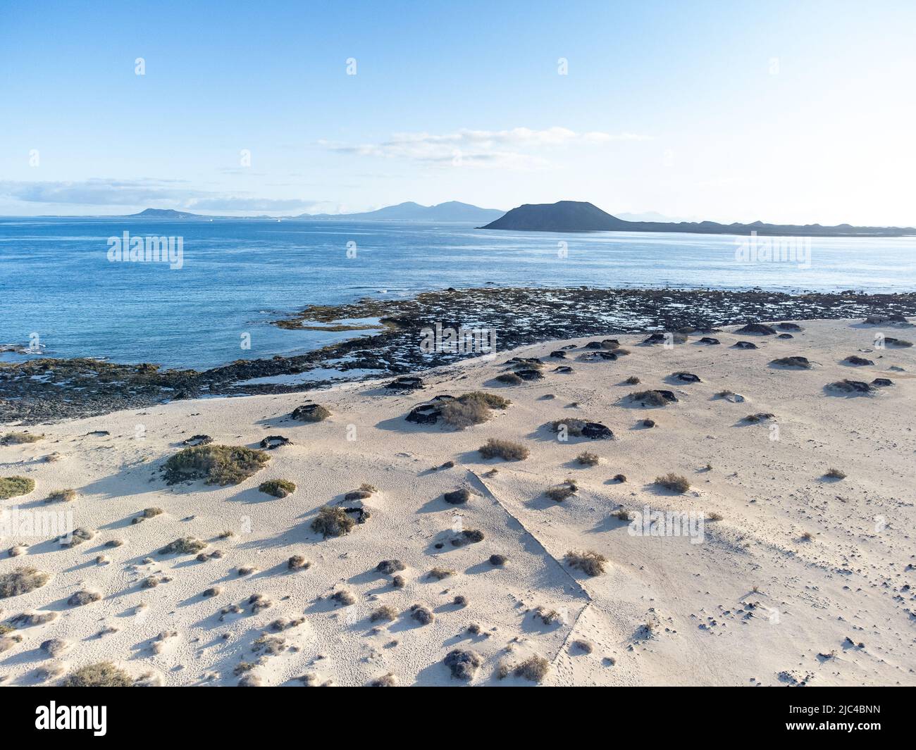 Corralejo Sand Dunes Bay mit Blick auf Lobos Island Luftaufnahme, Fuerteventura Stockfoto