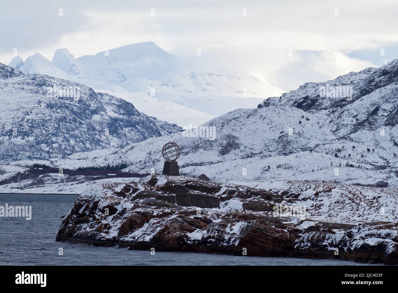 Polarkreis, Globus, Vikingen Island, Atlantikküste, Winter, Berge, Norwegen Stockfoto