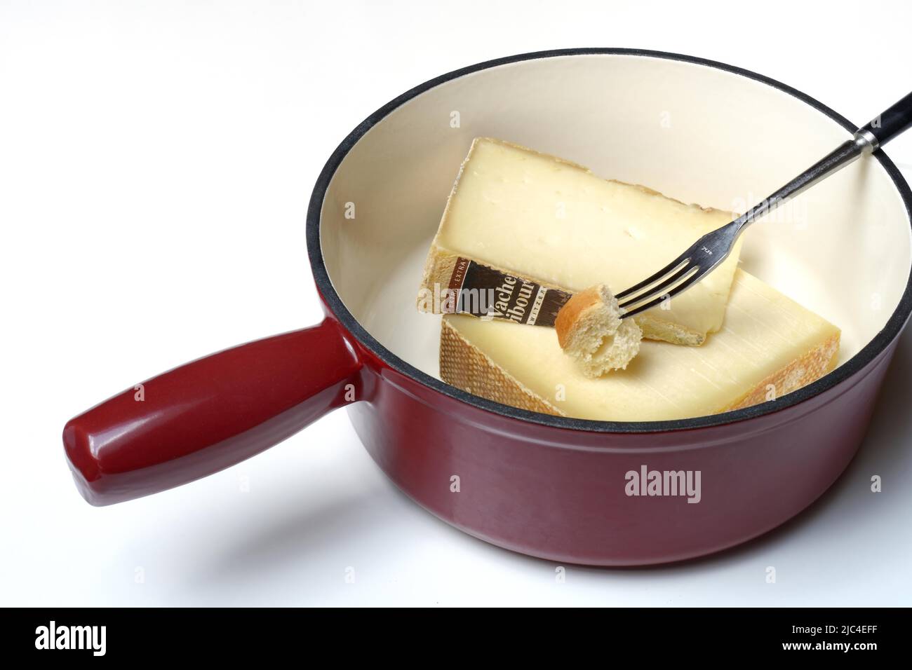 Zutaten für Käsefondue, Vacherin und Gruyere Käse und Gabel mit Brotwürfeln, Schweiz Stockfoto